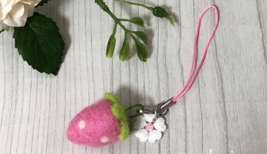 ピンクいちごのキーホルダー・ピンクいちごの紺色水玉3点セット